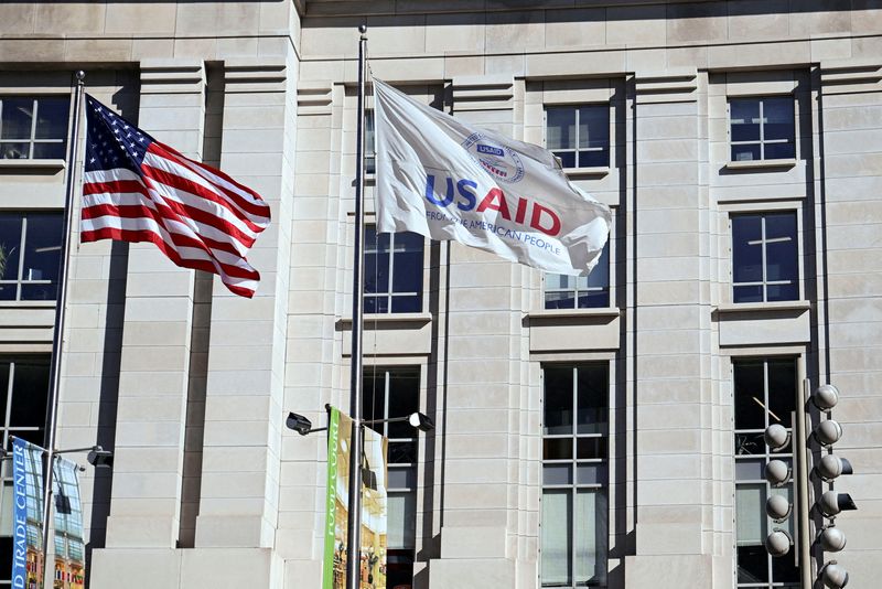 Foto de archivo de las banderas de EEUU y USAID en Washington