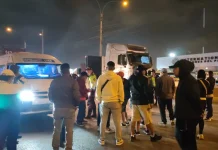 Perú: Policía dispersa bloqueo de transportistas tras asesinato de conductor en Lima