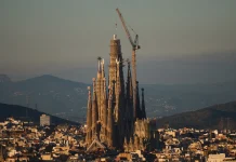 La Sagrada Familia se convierte en la iglesia más alta del mundo tras elevar su torre central