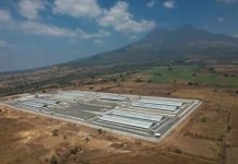 Bukele desafía a Hillary Clinton por denuncias de torturas en el CECOT y ofrece liberar a toda la población carcelaria