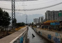 Dos reclusos de alta peligrosidad escapan disfrazados de gendarmes de una cárcel en Santiago