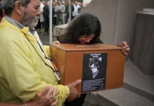 Restos de desaparecidos de la dictadura argentina son entregados a sus familias tras 50 años