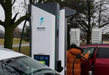 La guerra con Irán dispara el interés por los autos eléctricos ante el aumento de la gasolina en Estados Unidos