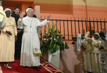 Papa León XIV denuncia a “tiranos” y el uso de la religión para la guerra durante visita a Camerún