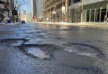 Una noche de conciertos termina en accidente: una mujer se fractura el tobillo por un bache en Montreal