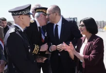 Reino Unido y Francia firman acuerdo multimillonario para frenar cruces de migrantes en el canal de la Mancha