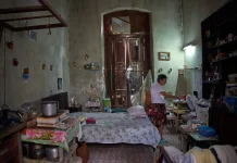 Ancianos sobreviven con pensiones de apenas 4 dólares y almuerzos solidarios en La Habana