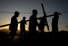 Multitudinaria peregrinación de Semana Santa reúne a miles de fieles en Pirapora do Bom Jesús