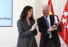 Madrid rinde homenaje a Mario Vargas Llosa con la Medalla Internacional de las Artes a título póstumo