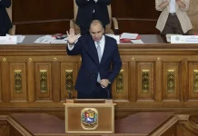 Venezuela designa a Larry Devoe como nuevo fiscal general en medio de tensiones políticas y el proceso de amnistía