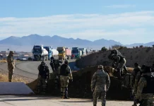 Bolivia despliega policías y militares para romper bloqueos y aliviar crisis de alimentos y combustible en La Paz