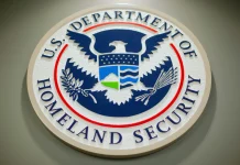 Jueza federal cuestiona directrices de detenciones migratorias en EE. UU. y limita prácticas del ICE
