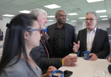 Keir Starmer enfrenta rebelión interna tras debacle electoral del Partido Laborista