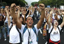 Jóvenes en Colombia reducen su expresión política por miedo al conflicto armado, según estudio