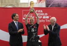 Mark Carney levanta el trofeo de la Copa Mundial y anuncia millonaria inversión para el fútbol en Canadá