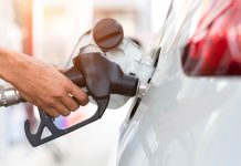 Gasolina en Canadá se dispara: precios rozan los 2 dólares por litro en medio de crisis energética global