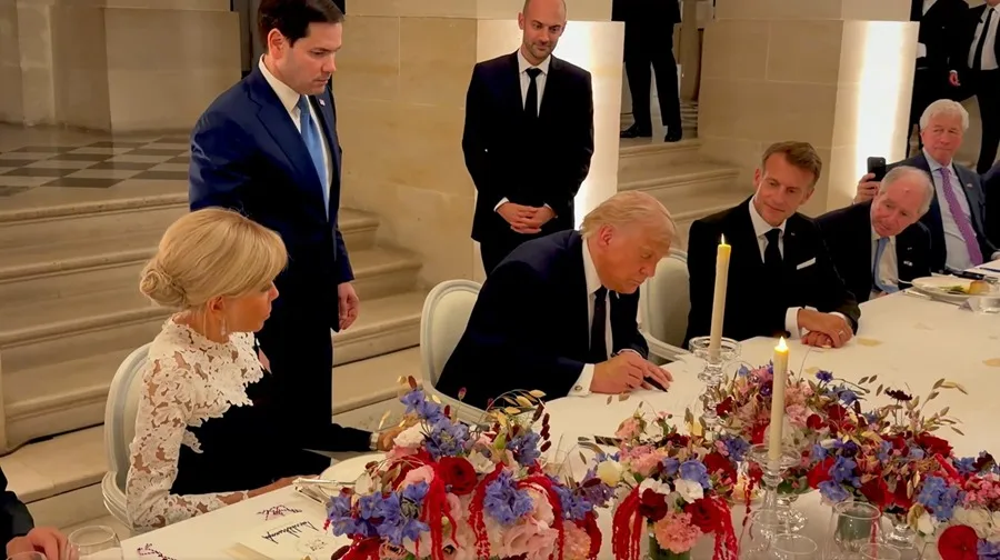 TRUMP-FIRMA-MEMORANDO
