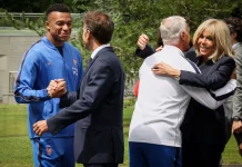 Macron visita a Francia en Clairefontaine y pide a Dembélé enfocarse ya en el Mundial tras su título europeo con el PSG