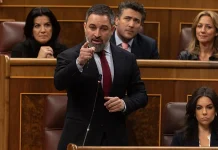 Abascal acusa a Sánchez de intentar “retrasar elecciones” y denuncia una “deriva autoritaria” del Gobierno en España