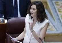 Ayuso acusa al PSOE de “cloacas” y “tramas corruptas” en un tenso pleno en la Asamblea de Madrid