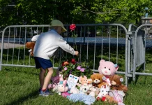 Niña de 3 años muere tras ser lanzado un castillo inflable por el viento en un parque de Montreal