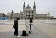 Madrid supera a Barcelona en llegada de turistas en 2025, pero la ciudad catalana mantiene el liderazgo en pernoctaciones y rentabilidad hotelera