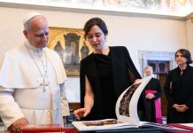 El Gobierno acusa a Ayuso de incoherencia por su rechazo a la regularización de inmigrantes tras su visita al Papa