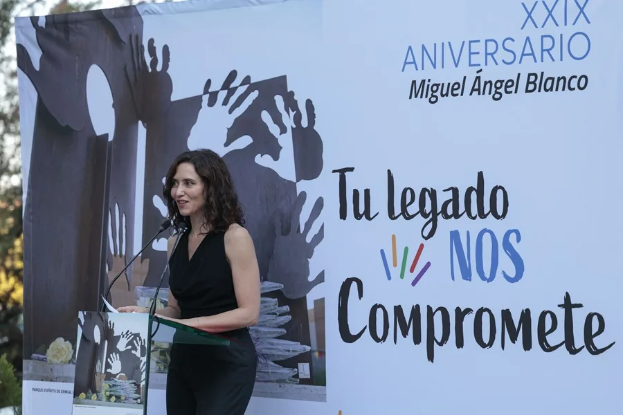 AYUSO-HOMENAJE-BLANCO