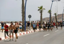Miles de personas mantienen la presión en la frontera de Ceuta con una columna de cinco kilómetros en Marruecos