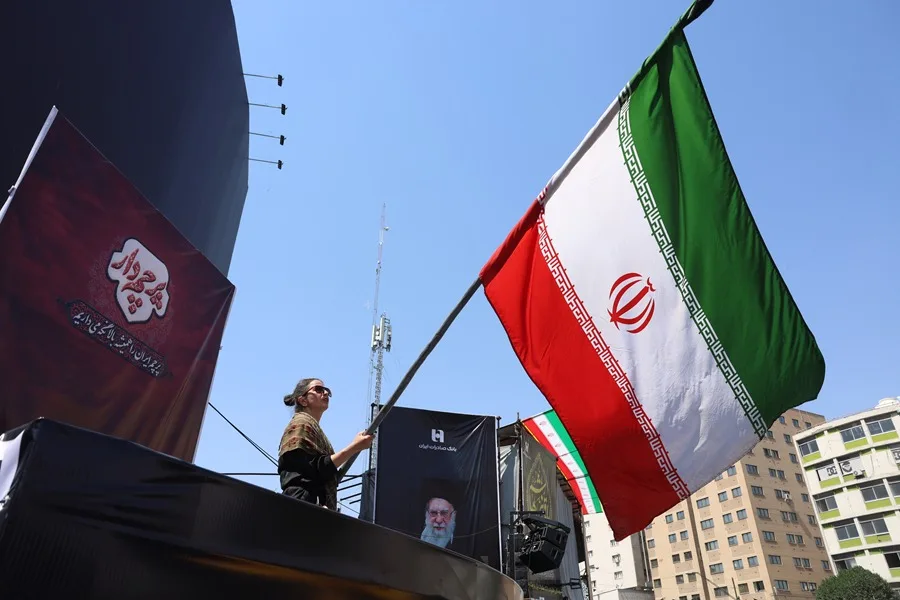 IRAN-BANDERA-TEHERAN
