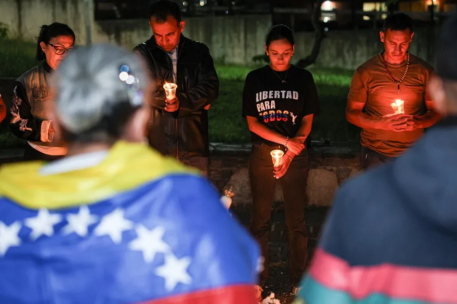 VENEZUELA-TERREMOTO-VIGILIA-BANDERAS