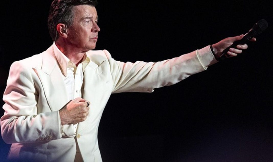 Rick Astley convierte el festival de Cap Roig en una fiesta llena de recuerdos