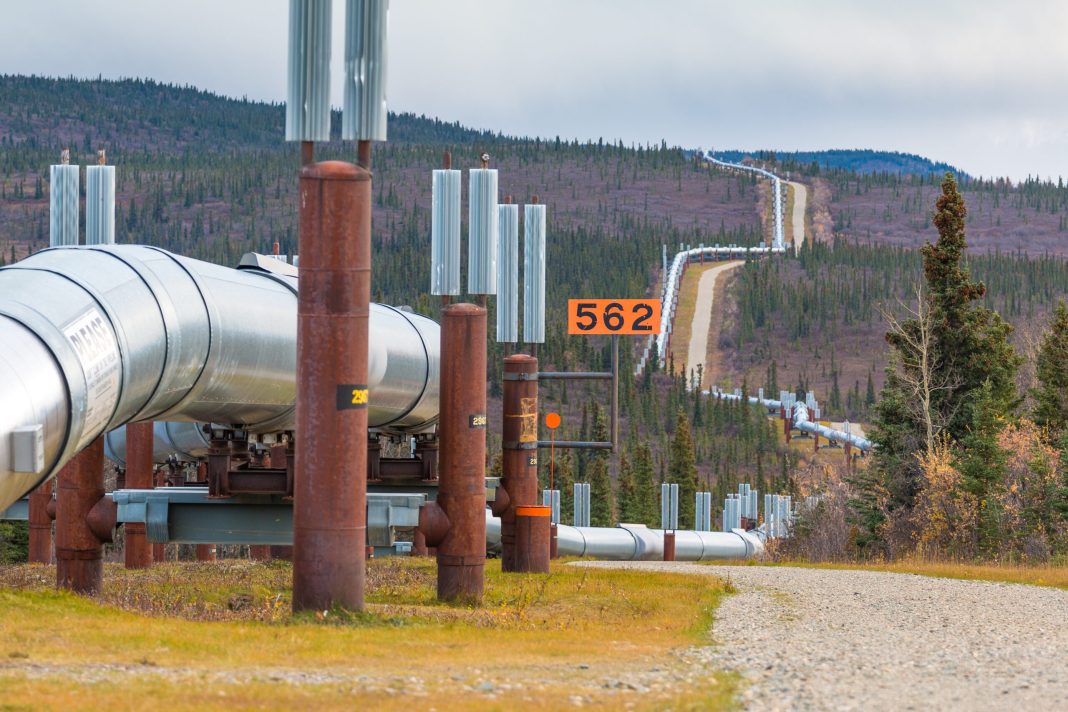 the-trans-alaska-pipeline-in-fall-richardson-high-2026-03-26-00-07-52-utc-scaled
