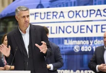 Alcalde se enfrenta a los ocupantes ilegales de un local en Badalona y promete desalojarlos «legalmente»