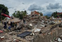 Terremoto de 7,7 en Indonesia deja 68 muertos y casi 10.000 desplazados en Flores