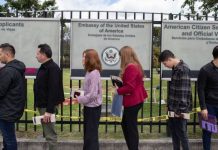 El gobierno de Trump cancela las entrevistas y otros trámites para las visas de inmigrantes en los consulados de EE.UU. en todo el mundo