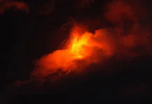 Volcán de Fuego de Guatemala entra en erupción y obliga a evacuar comunidades cercanas