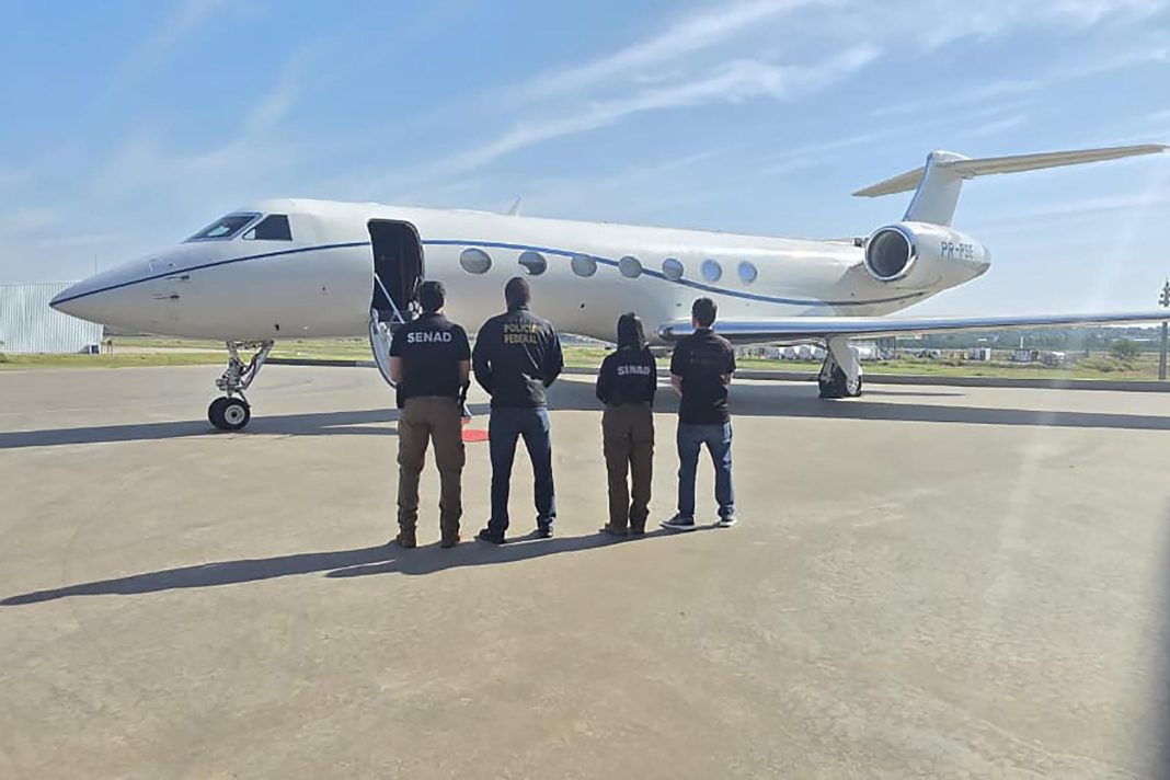 Paraguay entrega a Brasil aeronave vinculada a banquero brasileño detenido por fraude