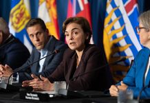 Los gobiernos provinciales piden a los canadienses comprar productos locales ante la escalada arancelaria con EEUU