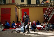 Los vigilantes del CETI de Ceuta advierten que “se juegan la vida” por los fallos de seguridad: “Hay 25 farolas fundidas, los compañeros hacen la ronda con linternas del móvil”