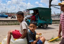 “Sin luz, sin agua”: Así se ven las largas filas de cubanos en las calles con cubetas para intentar conseguir agua