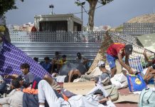 Nuevo episodio de tensión en Ceuta ante el intento de cientos de migrantes de acceder a un centro de acogida en Loma Colmenar
