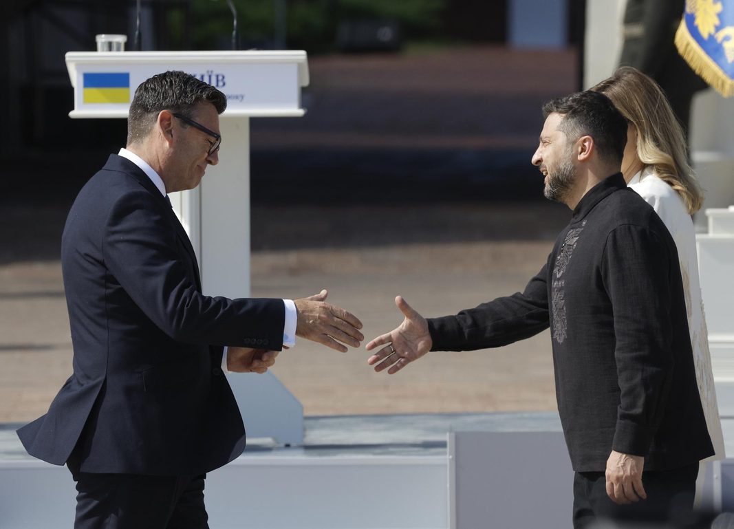 Burnham dice en Kiev que seguirá apoyando a Ucrania pese a amenazas indignantes rusas