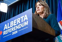 Danielle Smith descarta aplazar la votación sobre la separación de Alberta pese a la guerra comercial con EE.UU.