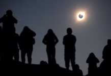 España vivió con emoción el eclipse total de Sol: “Hemos alucinado todos”