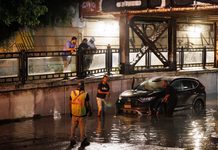 Tormentas severas dejan daños generalizados en Toronto mientras disminuyen los cortes de electricidad en Ontario