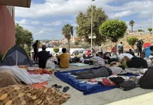 La policía traslada a cientos de migrantes de Ceuta a una nueva instalación acondicionada
