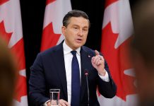 Pierre Poilievre defiende hábilmente a Canadá en Estados Unidos