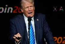 Trump descarta nuevas barreras para la IA y dice que hay una «conspiración ENFERMA» contra la IA y los centros de datos