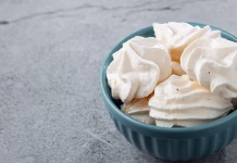 Suspiros de merengue, una receta dulce y sencilla elaborada con solo tres ingredientes